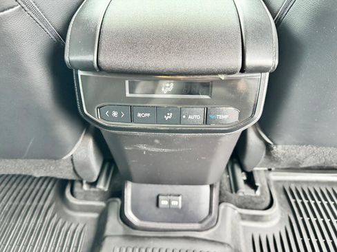 Used 2023 Toyota Highlander XLE image 25