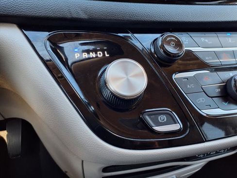 Used 2023 Chrysler Pacifica Touring-L image 11