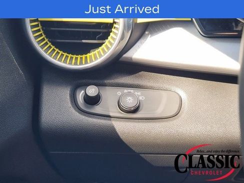 Used 2024 Chevrolet Trax LT w/ Sunroof Package image 31