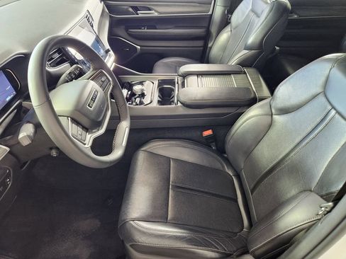 Used 2024 Jeep Wagoneer L Series II w/ Flexible Seating Group AWD/4WD image 10