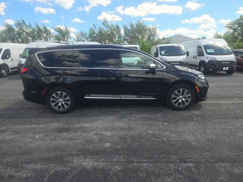 Used 2025 Chrysler Pacifica Pinnacle FWD image 7