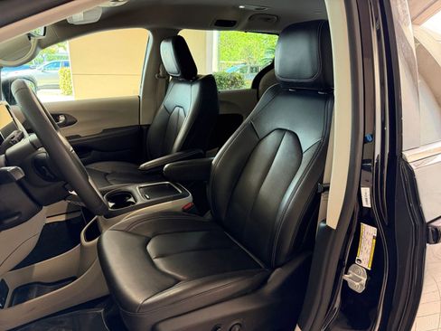 Used 2024 Chrysler Pacifica Touring-L FWD image 23