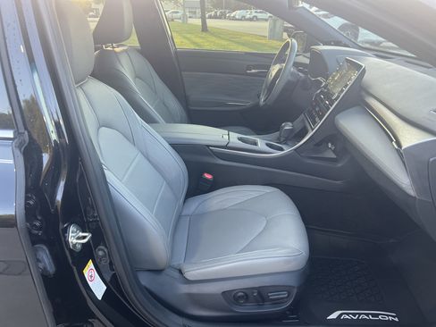 Used 2019 Toyota Avalon Limited FWD image 28
