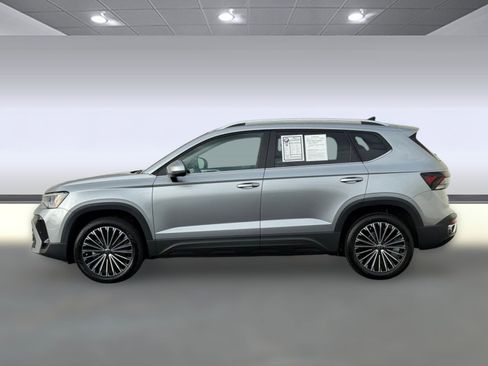 Used 2025 Volkswagen Taos SE image 2