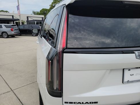 Certified 2024 Cadillac Escalade ESV Sport Platinum w/ LPO, ONYX Package AWD/4WD image 10
