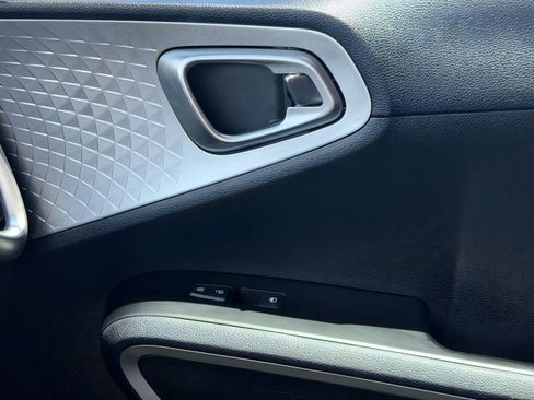 Used 2023 Kia Soul LX w/ LX Technology Package FWD image 29