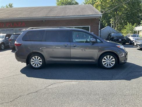 Used 2017 Toyota Sienna LE AWD/4WD image 4