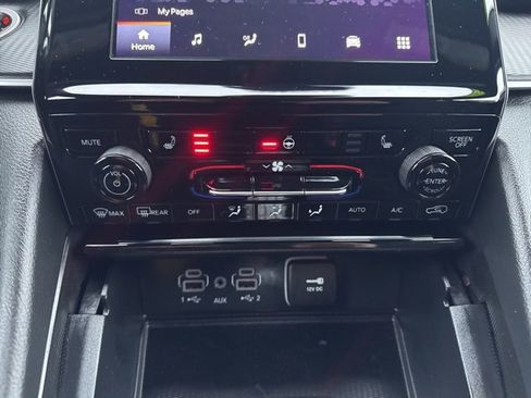 Certified 2025 Jeep Grand Cherokee Laredo w/ Luxury Tech Group I image 20