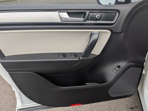 Used 2017 Volkswagen Touareg Wolfsburg Edition image 9