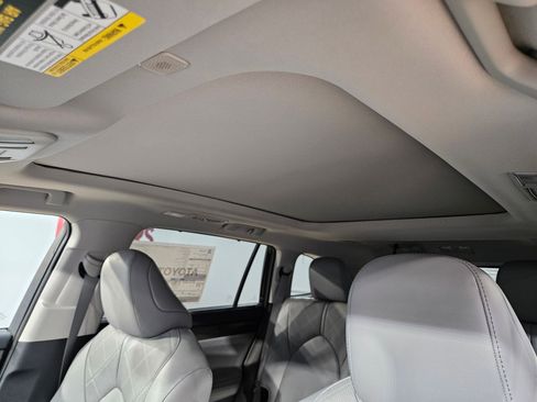 New 2026 Toyota Highlander Platinum AWD/4WD image 13