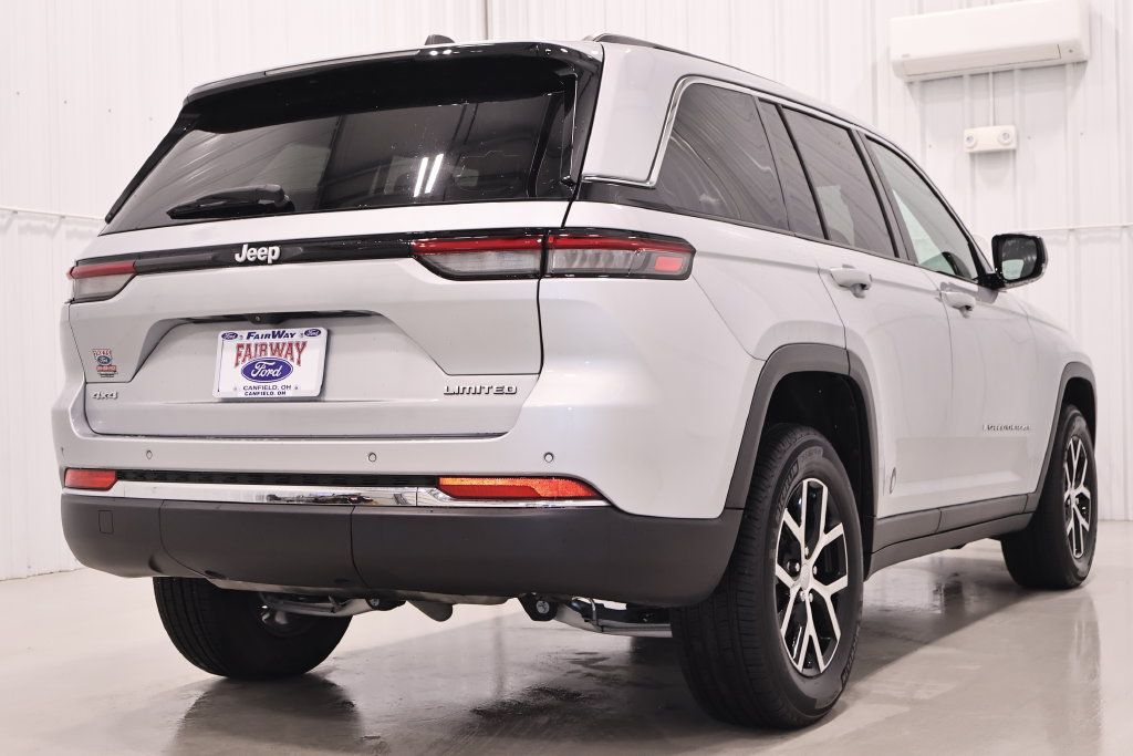 Used 2024 Jeep Grand Cherokee Limited AWD/4WD image 9