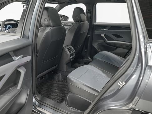 Used 2025 Volkswagen Tiguan SE R-Line image 27