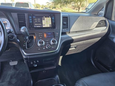 Used 2016 Toyota Sienna SE image 27