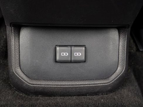 Used 2023 Toyota Highlander L image 32