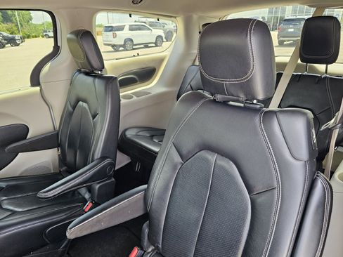 Used 2022 Chrysler Pacifica Touring-L FWD image 31