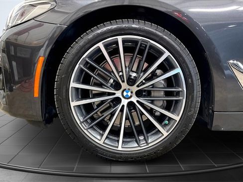 Used 2021 BMW 530i xDrive w/ Premium Package image 9