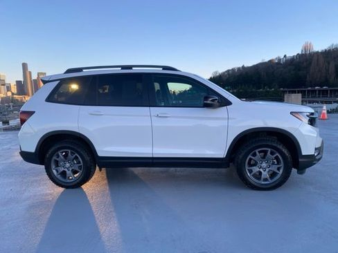 Used 2024 Honda Passport TrailSport image 3