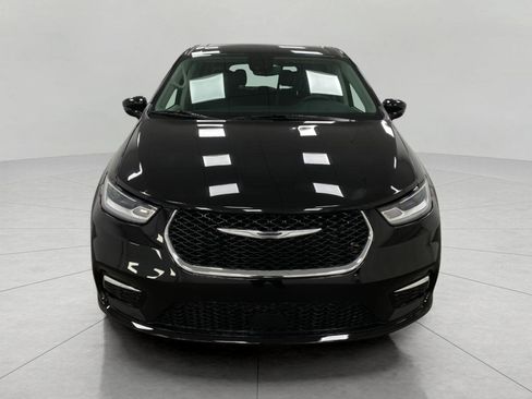 Used 2024 Chrysler Pacifica Touring-L image 11