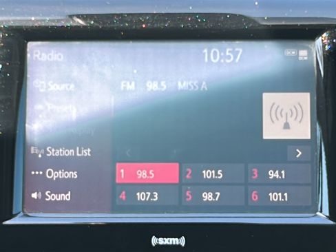 Used 2020 Toyota Camry SE w/ Convenience Package FWD image 14