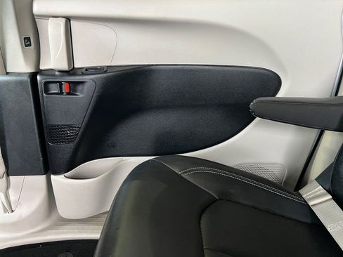 Used 2024 Chrysler Pacifica Select image 17