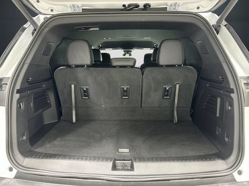 Used 2025 Chevrolet Traverse LT w/ Driver Confidence Package FWD image 12
