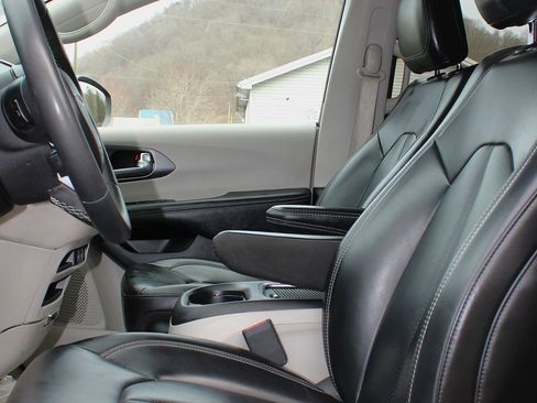 Used 2023 Chrysler Pacifica Touring-L image 18