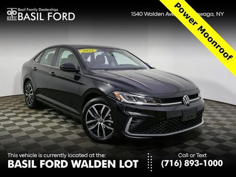 Used 2025 Volkswagen Jetta SE image 1