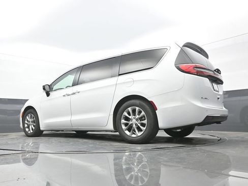Used 2026 Chrysler Pacifica Limited FWD image 59