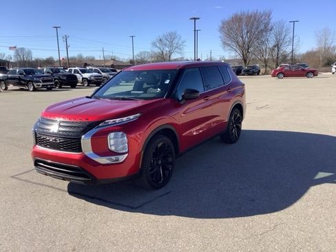 Used 2023 Mitsubishi Outlander SE image 3