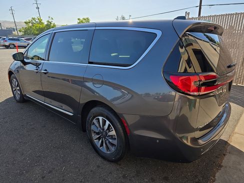 Used 2023 Chrysler Pacifica Limited w/ Uconnect Theater Family Group FWD image 6