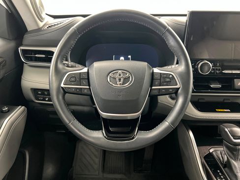 Used 2023 Toyota Highlander Platinum FWD image 13