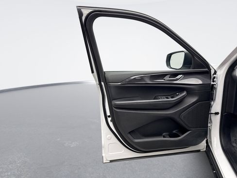 Used 2023 Jeep Grand Cherokee Laredo w/ Luxury Tech Group I image 9