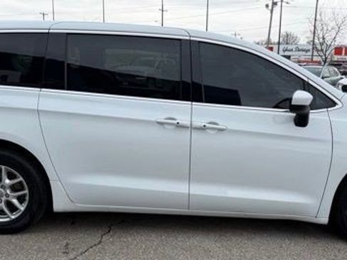 Used 2022 Chrysler Voyager LX FWD image 6