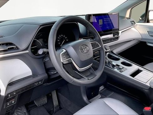 Used 2025 Toyota Sienna XLE image 12