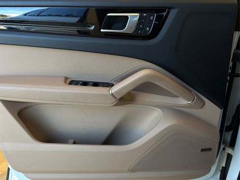 Used 2022 Porsche Cayenne image 20