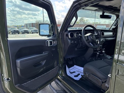 Used 2023 Jeep Gladiator Willys image 21