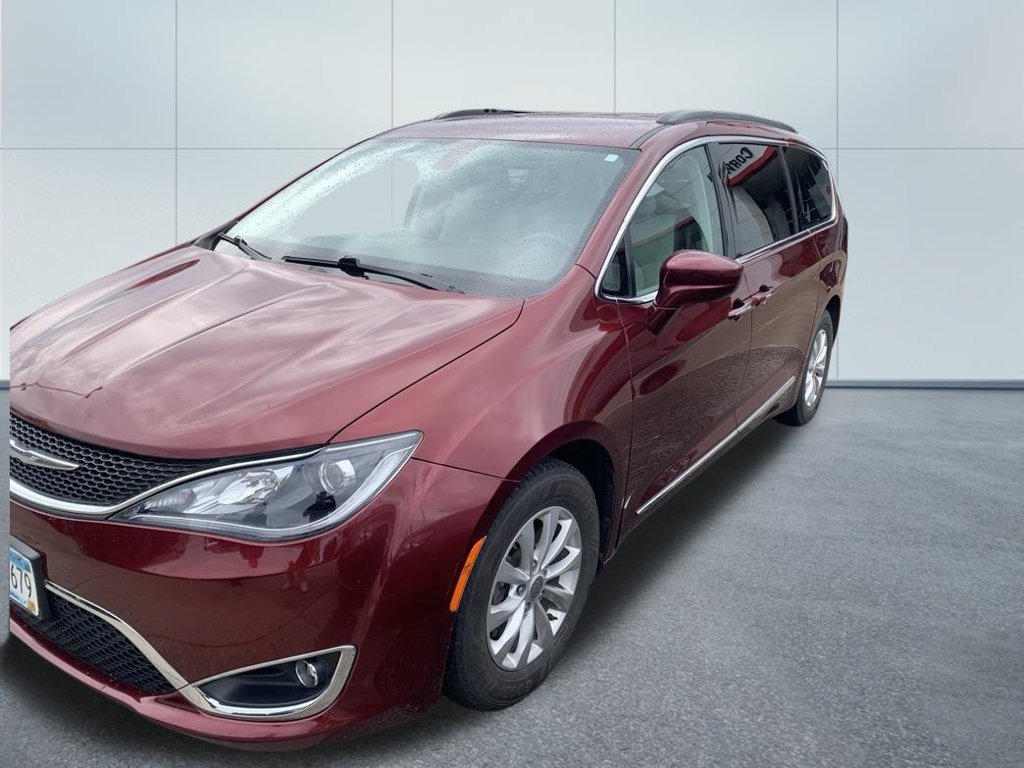 Used 2017 Chrysler Pacifica Touring-L FWD image 3