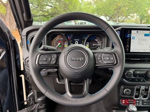 Used 2025 Jeep Wrangler Unlimited Rubicon 4xe AWD/4WD image 10