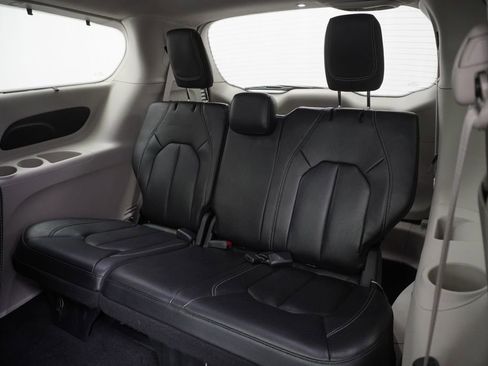 Used 2022 Chrysler Pacifica Touring-L AWD/4WD image 19