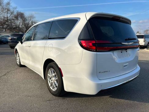 Used 2026 Chrysler Pacifica Select image 7