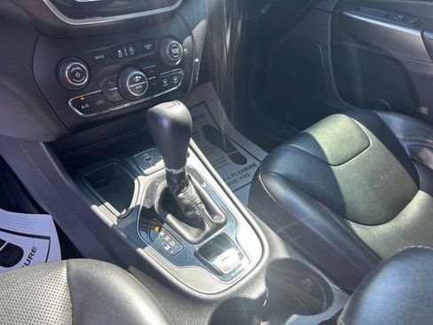Used 2019 Jeep Cherokee Limited FWD image 30