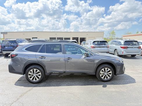 Used 2025 Subaru Outback Premium AWD/4WD image 5