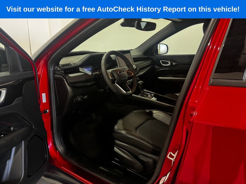 Used 2025 Jeep Compass Trailhawk AWD/4WD image 16