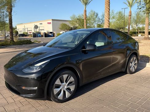 Used 2023 Tesla Model Y Long Range AWD/4WD image 6