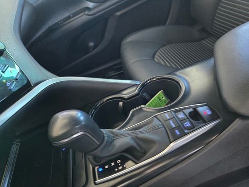 Used 2020 Toyota Camry SE w/ Sunroof Package FWD image 17
