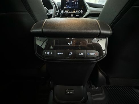 Used 2023 Toyota Highlander XLE AWD/4WD image 19