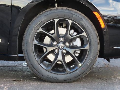 New 2026 Chrysler Pacifica Limited w/ S Appearance Package AWD/4WD image 17