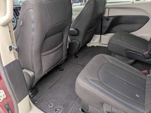 Used 2021 Chrysler Pacifica Touring w/ Cold Weather Group image 17