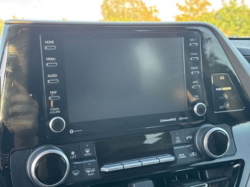 Used 2022 Toyota Highlander LE AWD/4WD image 35