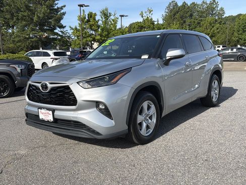 Used 2022 Toyota Highlander LE FWD image 3